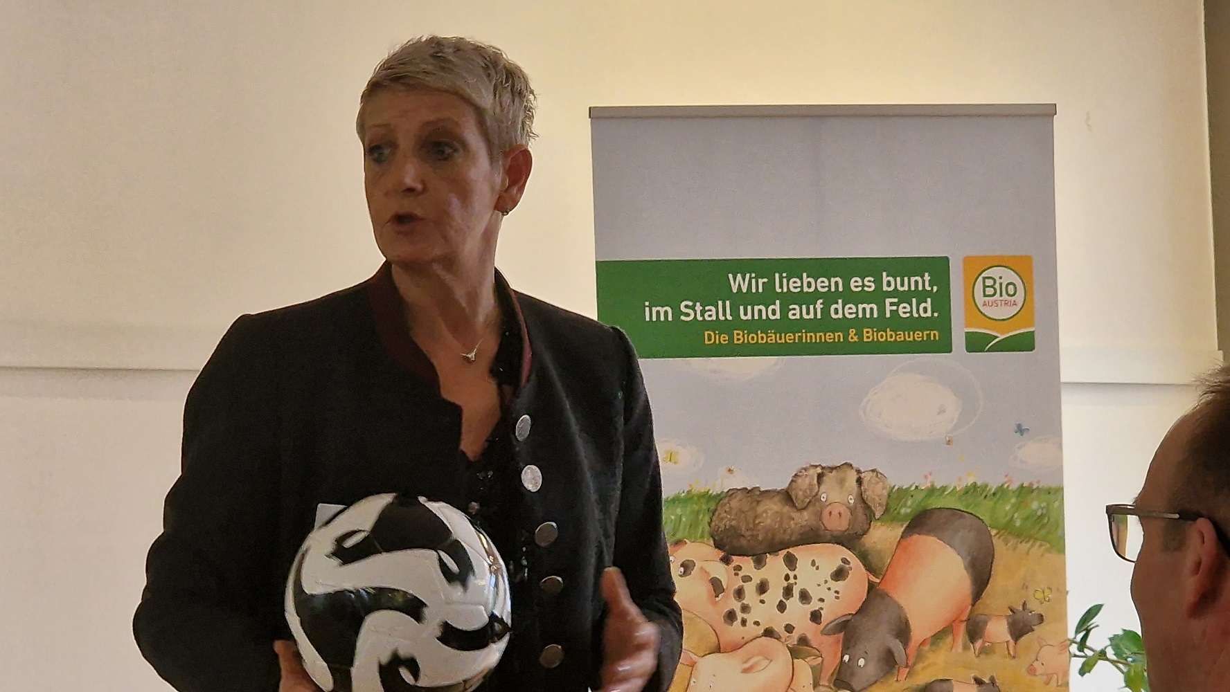 Erfolgs- und Menthaltrainerin E. Pelz-Thaller motiviert die Biobauern und Bäuerinnen beim Schweinetag der BioAustria Bauerntage, ihren Erfolg selbst in die Hand zu nehmen. 